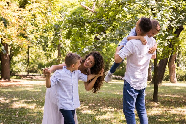 Padres jugando con sus hijos.