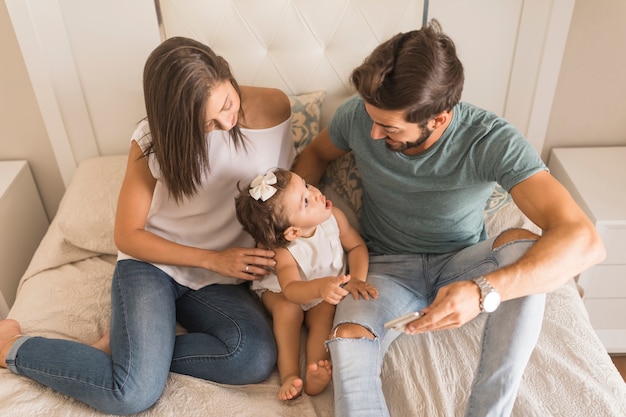 Foto gratuita padres mirando a la niña sorprendida