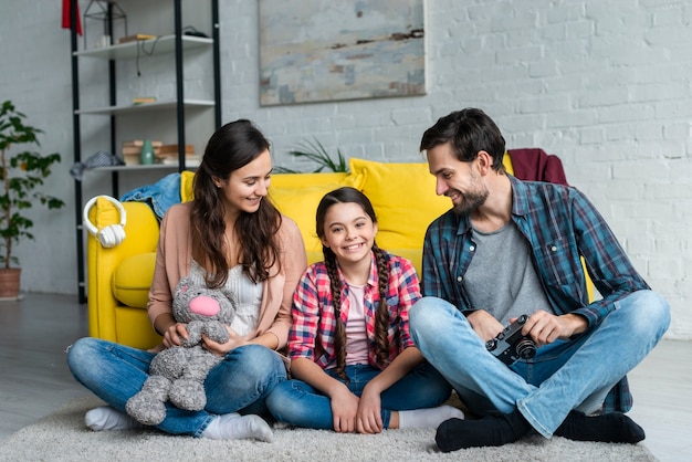 Padres mirando orgullosamente a su hija