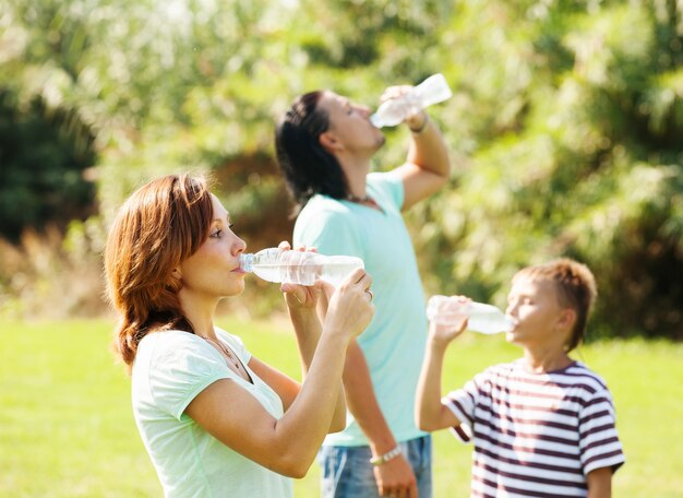 padres, niño, bebiendo, limpio, agua