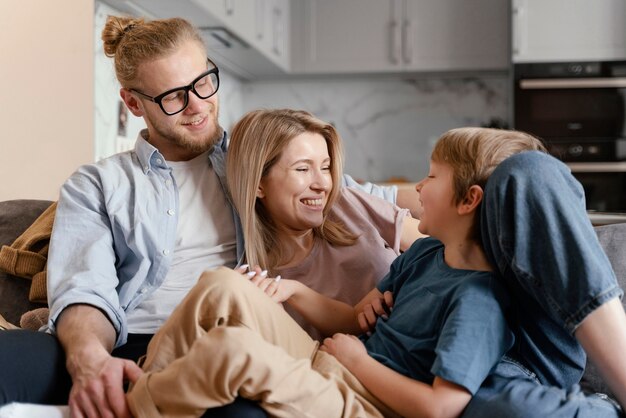 Padres y niño feliz de tiro medio