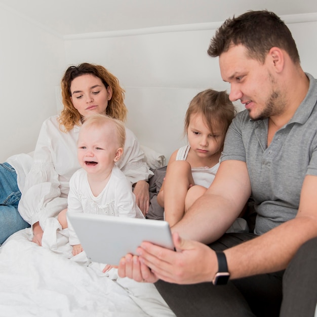 Padres con niño llorando en la cama