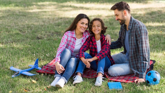 Los padres y el niño pasan tiempo juntos al aire libre