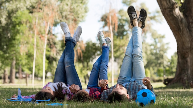 Los padres y el niño pasan tiempo juntos al aire libre