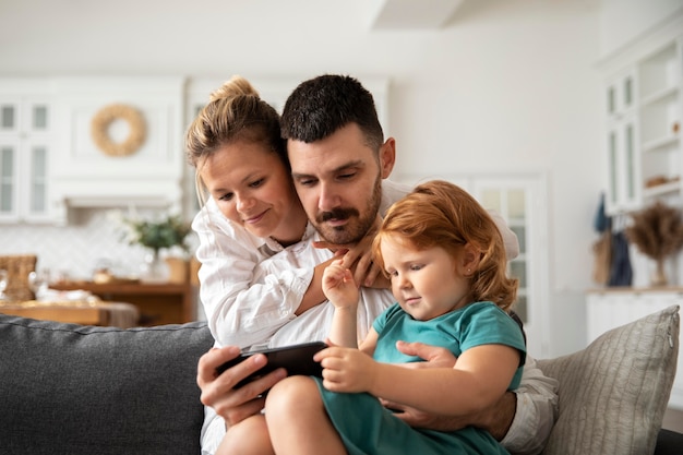 Padres y niños con dispositivo de tiro medio.