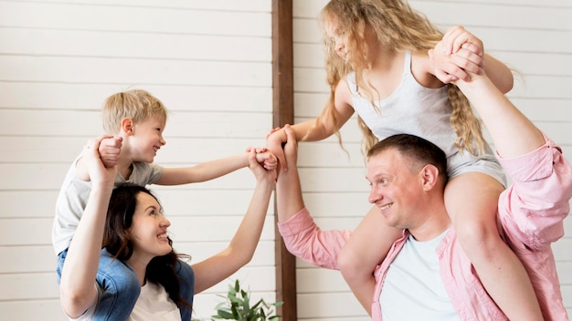 Foto gratuita padres con niños en hombros