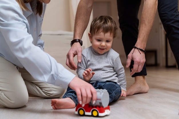 Padres y niños con juguetes en casa.