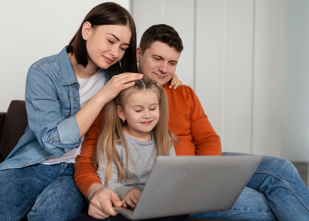 Foto gratuita padres y niños de tiro medio con laptop