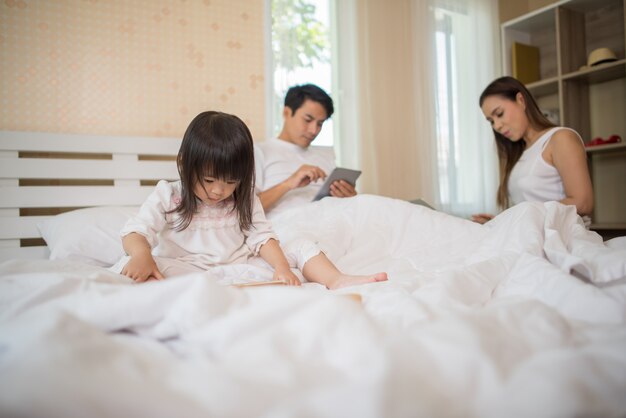 Los padres no se preocupan por sus hijos y el niño toca el teléfono todo el tiempo.