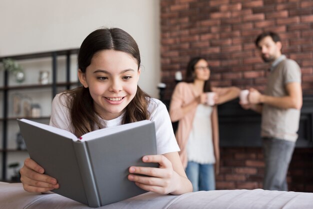 Padres orgullosos de leer niña