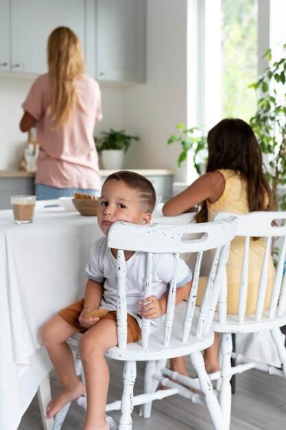 Los padres pasan tiempo de calidad con sus hijos.