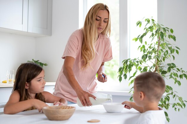 Los padres pasan tiempo de calidad con sus hijos.