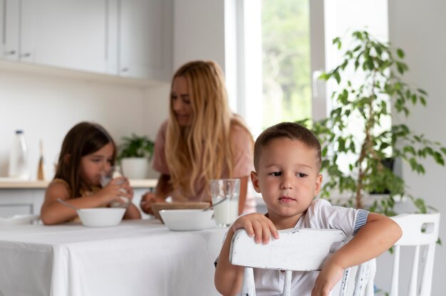 Los padres pasan tiempo de calidad con sus hijos.