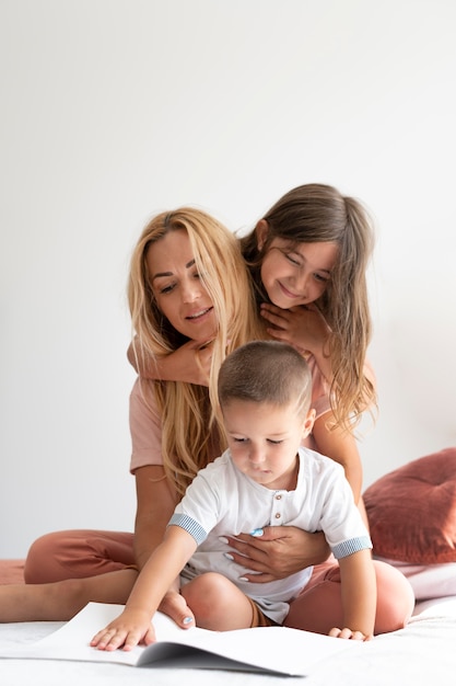 Los padres pasan tiempo de calidad con sus hijos.