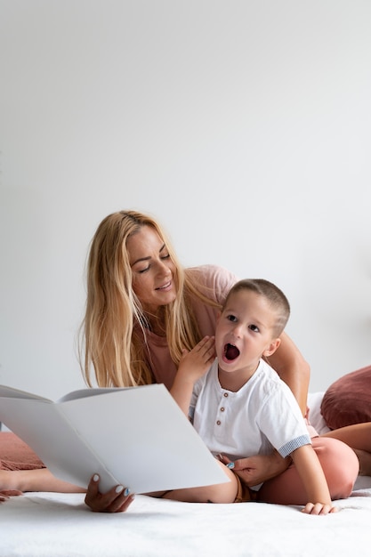 Los padres pasan tiempo de calidad con sus hijos.