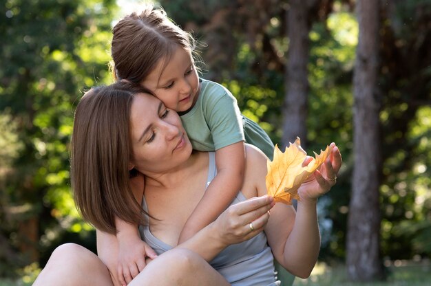 Los padres pasan tiempo de calidad con sus hijos.