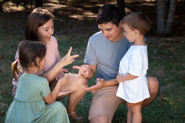 Los padres pasan tiempo de calidad con sus hijos.