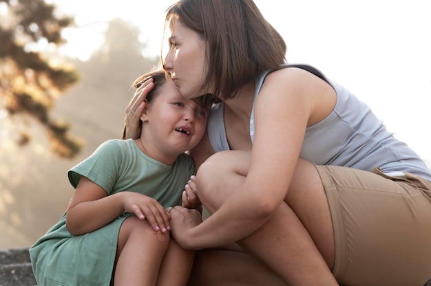 Los padres pasan tiempo de calidad con sus hijos.