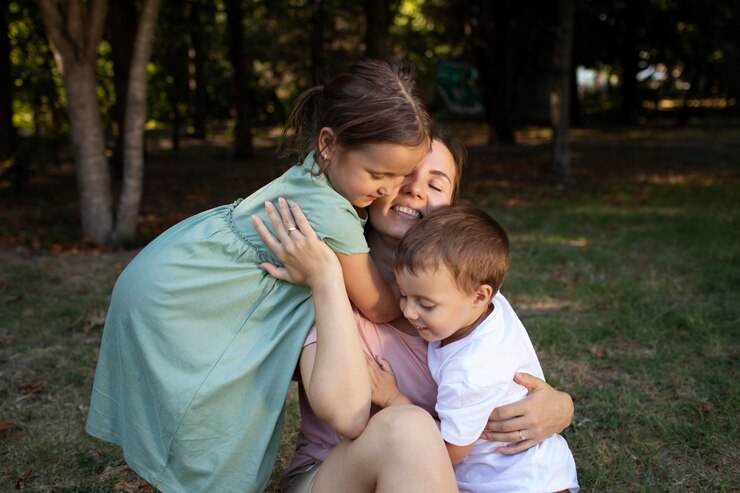 Foto gratuito los padres pasan tiempo de calidad con sus hijos.