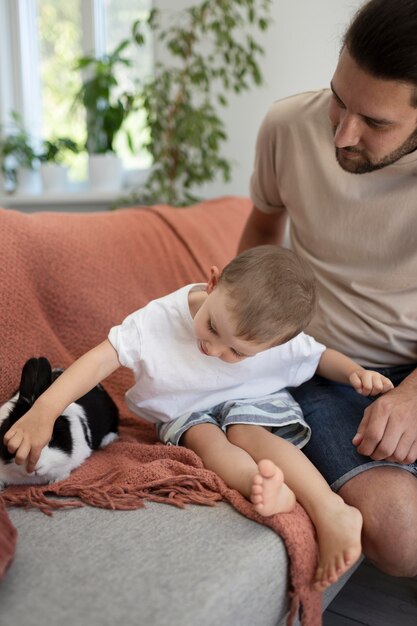 Los padres pasan tiempo de calidad con sus hijos.