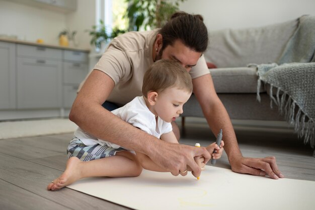 Los padres pasan tiempo de calidad con sus hijos.