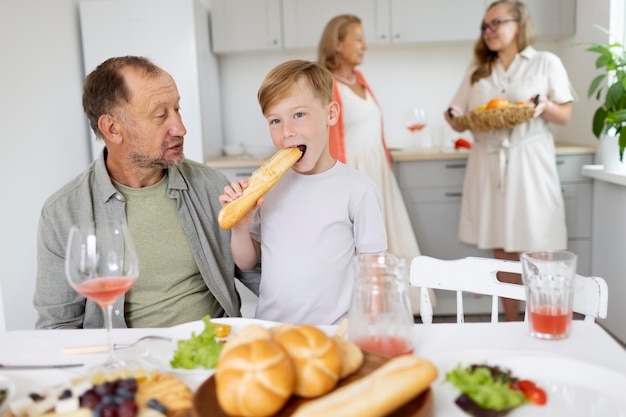 Los padres pasan tiempo con su hija y su nieto en casa.