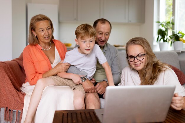 Los padres pasan tiempo con su hija y su nieto en casa.