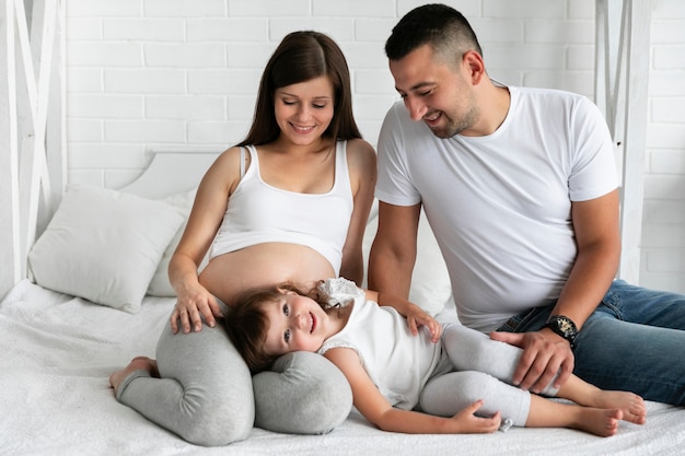 Foto gratuita los padres pasan tiempo con su hija.