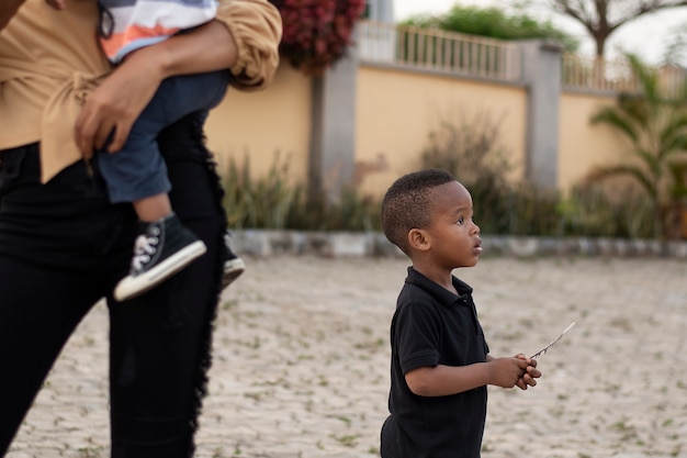 Padres pasar tiempo con niños al aire libre