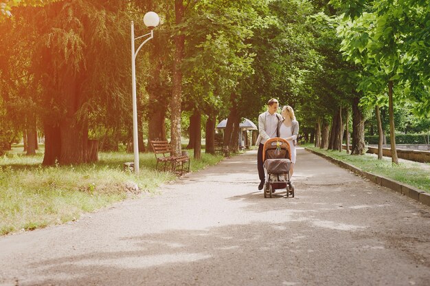 Padres paseando a su bebé en un cochecito