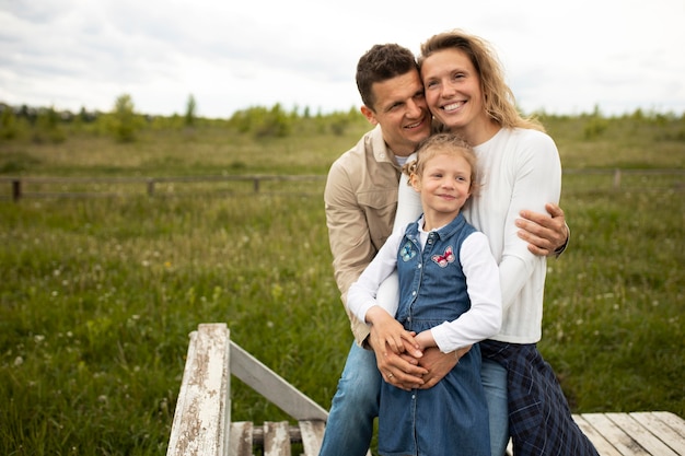 Foto gratuita padres de plano medio con niños al aire libre