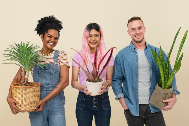 Padres de plantas felices sosteniendo sus plantas en macetas