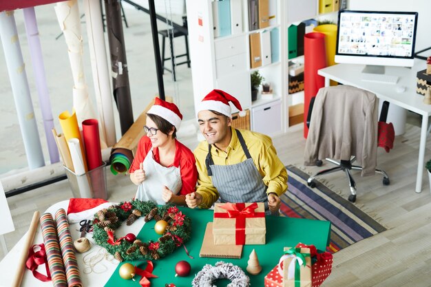Padres preparando adornos navideños y envolver regalos