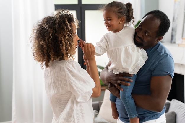 Padres que pasan tiempo con su hija en casa