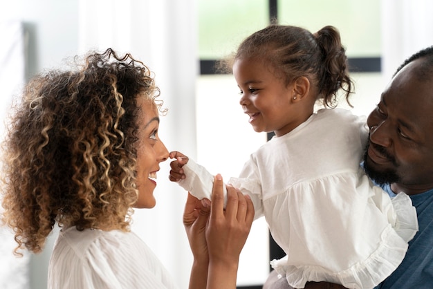 Padres que pasan tiempo con su hija en casa