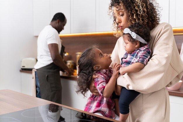 Padres que pasan tiempo con sus hijas pequeñas.