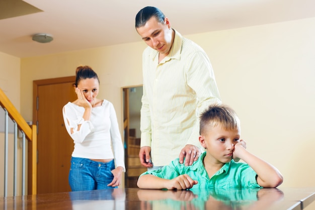 Foto gratuita padres regañando hijo adolescente. concéntrese solo en el niño