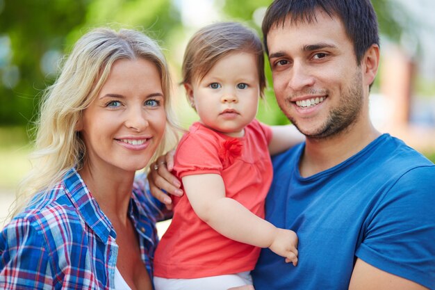 Padres sonrientes con su bebé