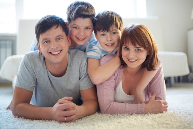 Padres sonrientes con sus hijos