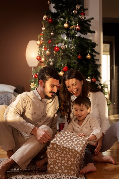 Padres con su hijo celebrando la Navidad juntos