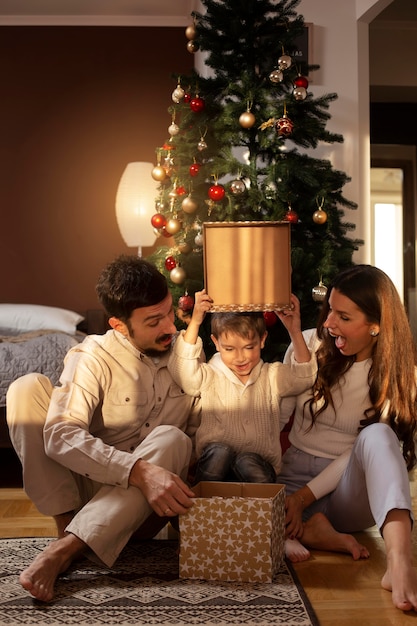 Foto gratuita padres con su hijo celebrando la navidad juntos