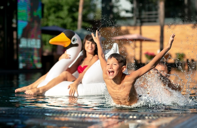 Padres con su hijo en la piscina.