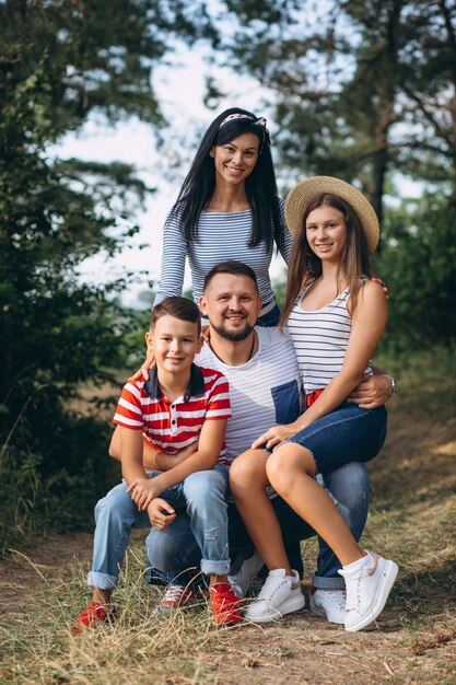 Padres con sus hijos caminando en el bosque