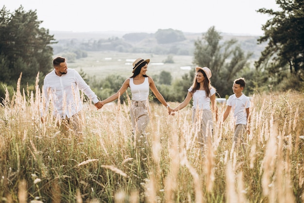 Padres con sus hijos caminando en el campo