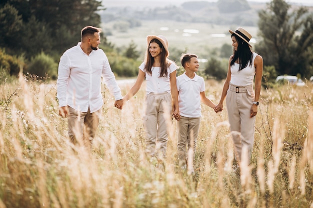 Padres con sus hijos caminando en el campo