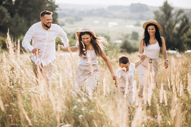 Padres con sus hijos caminando en el campo