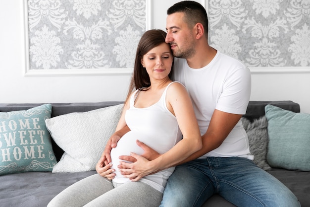 Padres de tiro medio esperando un nuevo miembro de la familia