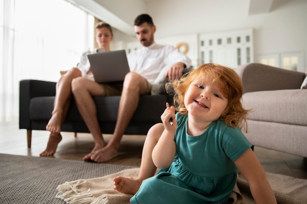 Padres de tiro medio y niño sonriente