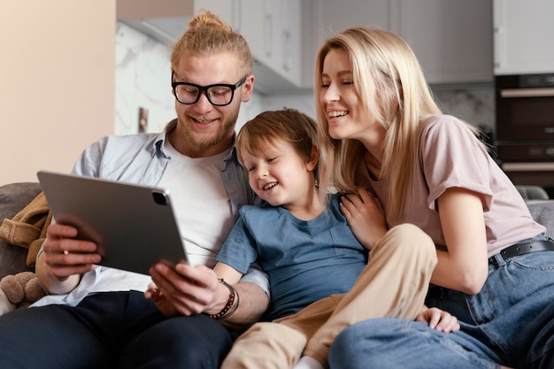 Foto gratuita padres de tiro medio y niño con tableta