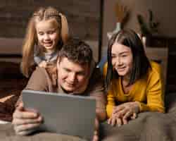 Foto gratuita padres de tiro medio y niño con tableta